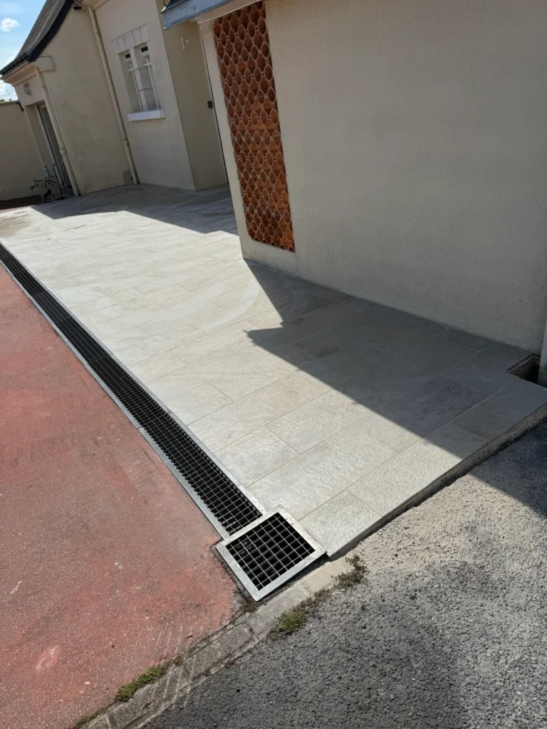 Allée extérieure carrelage caniveau évacuation