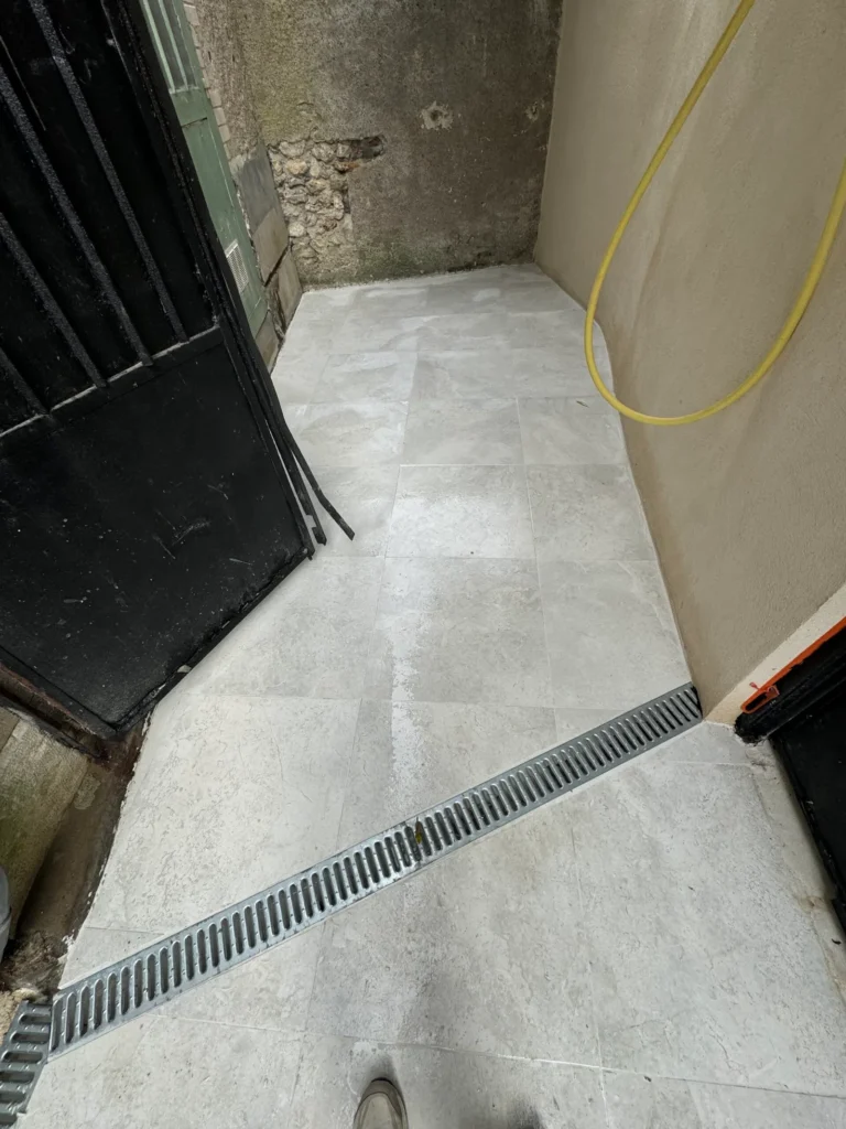 Carrelage extérieur effet pierre caniveau évacuation