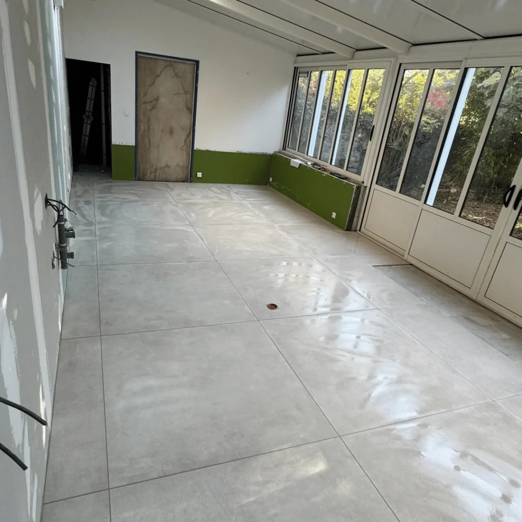 Carrelage grand format véranda terminé