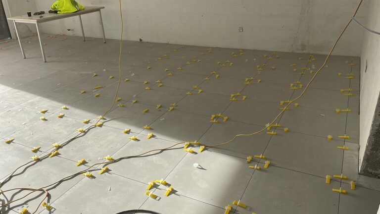 Carrelage salon avec croissilons pendant chaniter