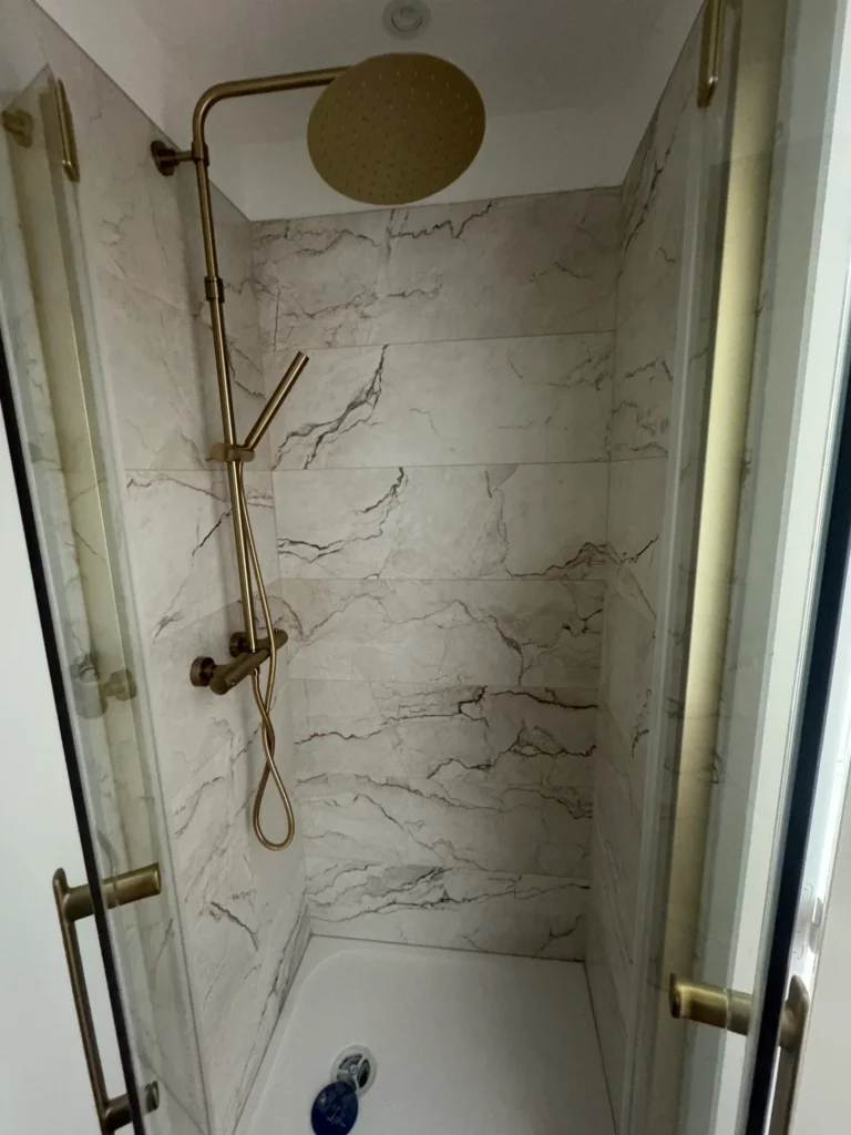 Douche faïence effet marbre robinetterie dorée