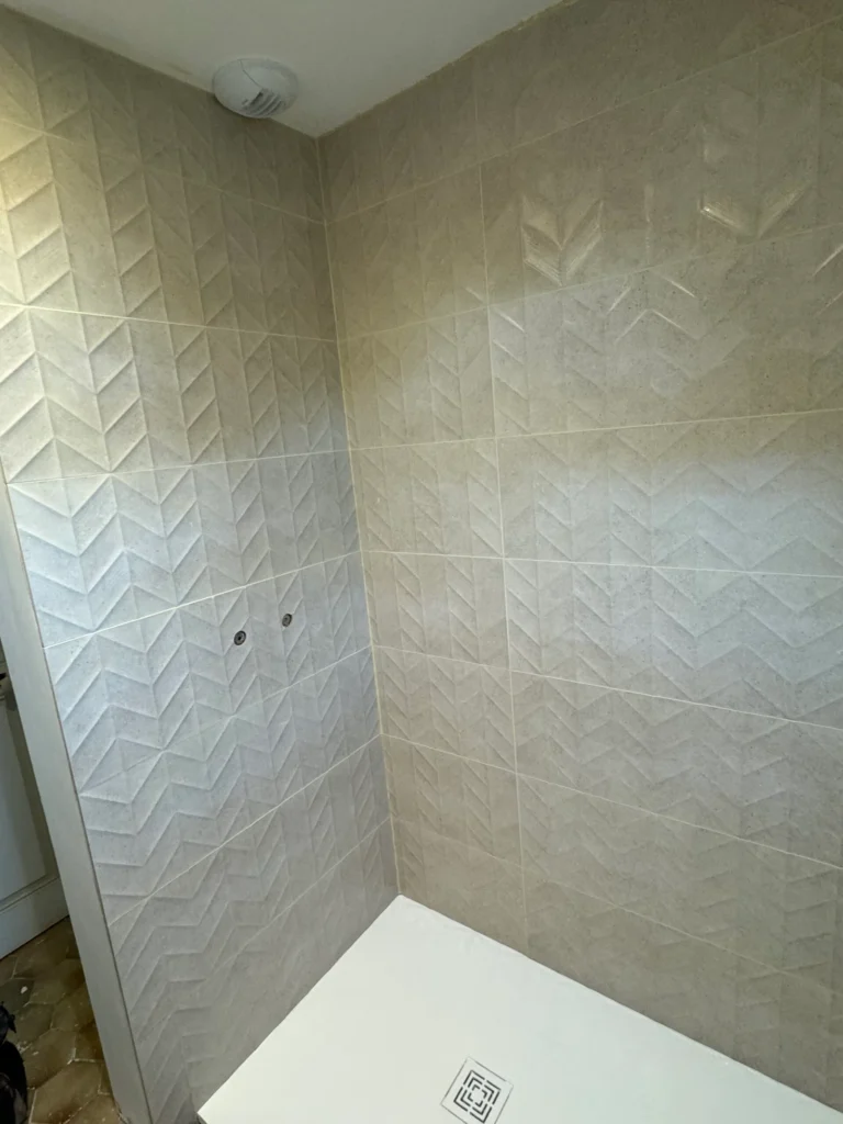 Douche faïence relief chevrons receveur extra plat