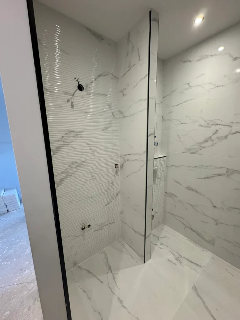 Douche italienne carrelage effet marbre blanc
