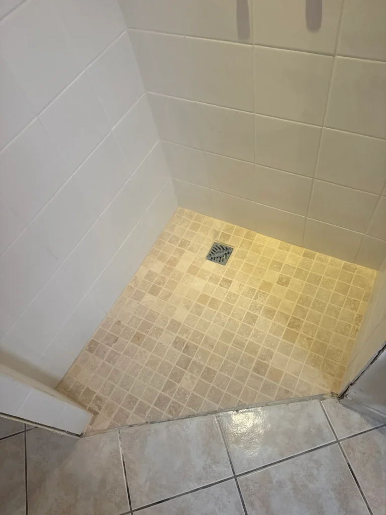 Douche italienne carrelage petits carreaux beige
