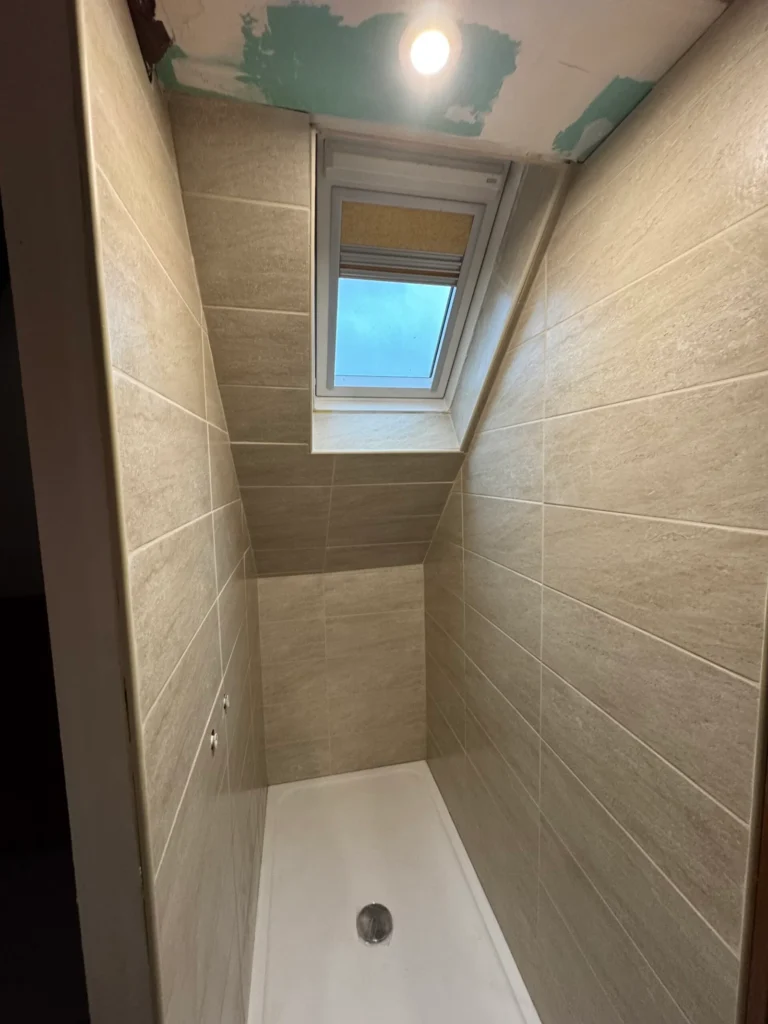 Douche sous combles faïence grand format beige