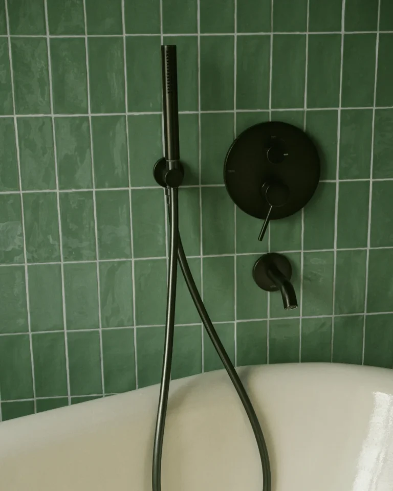 Faïence verte baignoire robinetterie encastrée