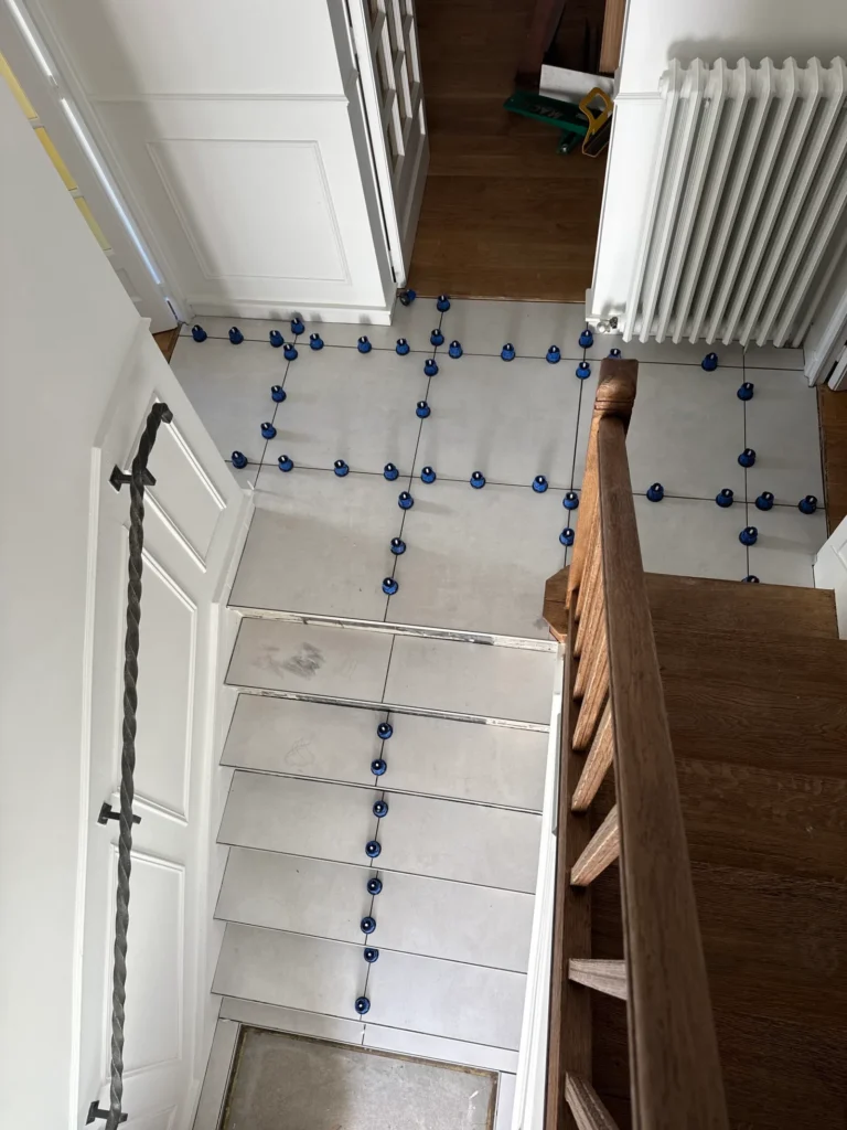 Pose carrelage escalier marches croisillons
