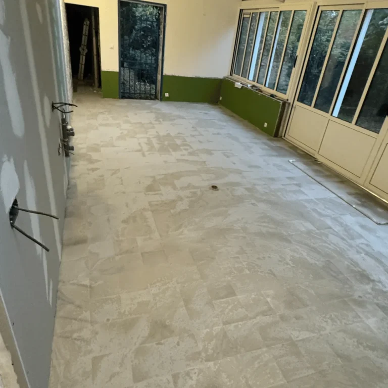 Pose carrelage grand format véranda en cours