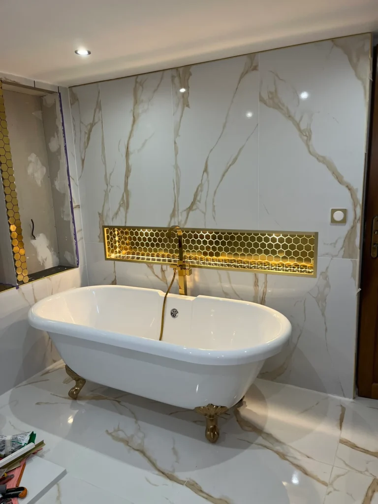 Salle de bain carrelage grand format effet marbre baignoire îlot