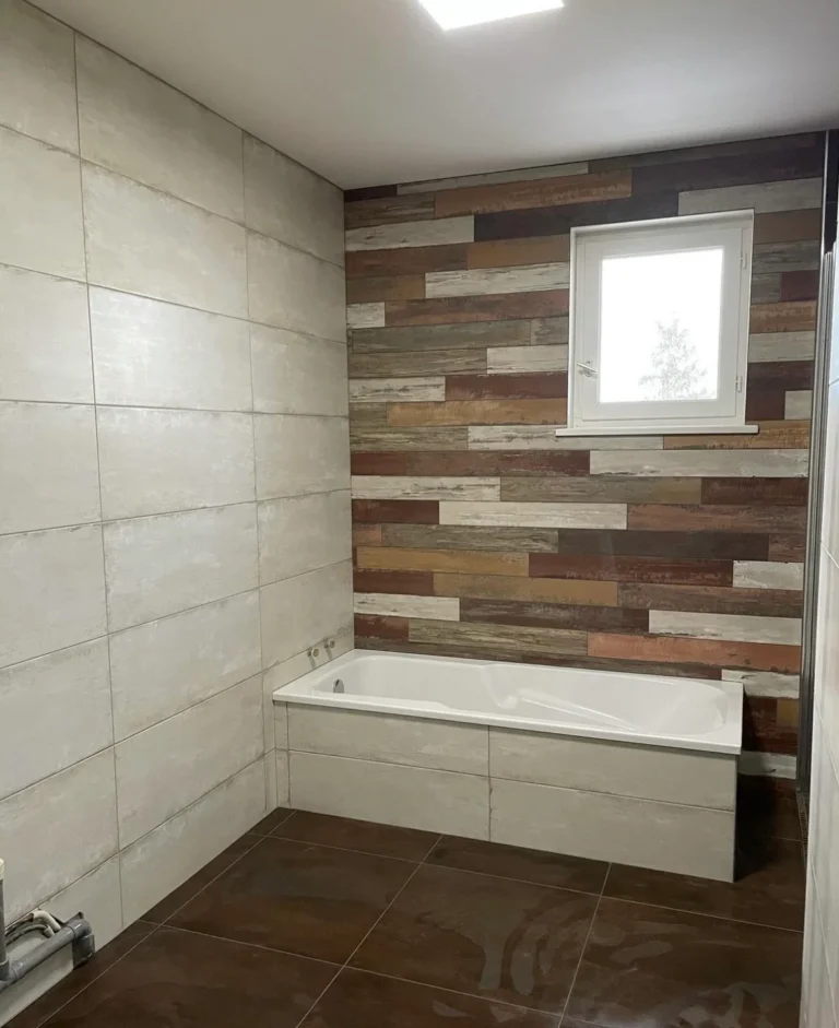 Salle de bain faïence grand format mur effet bois tablier baignoire