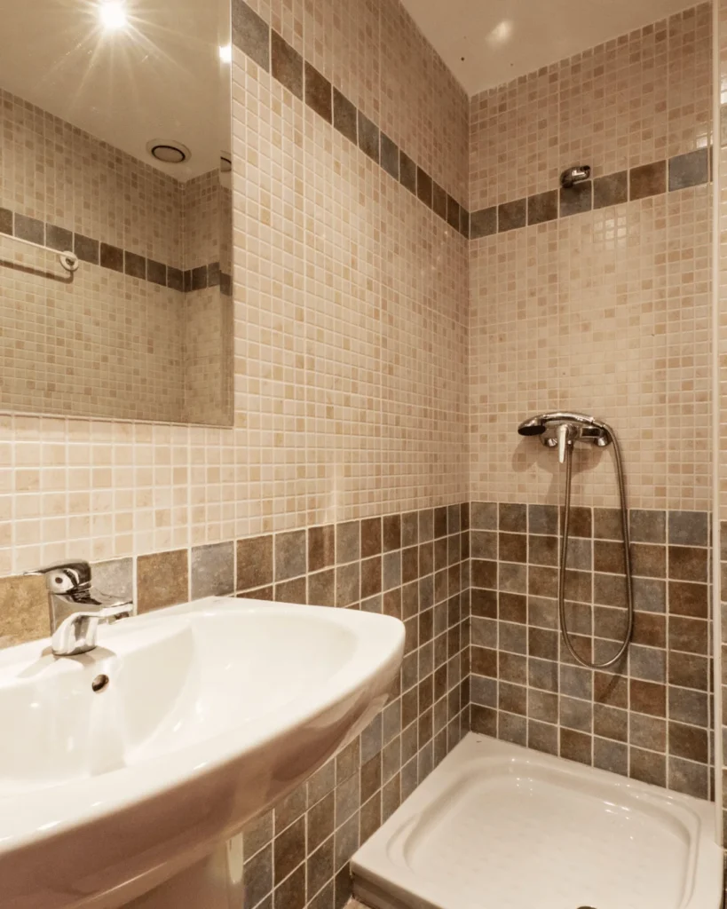 Salle de bain faïence mosaïque frise douche